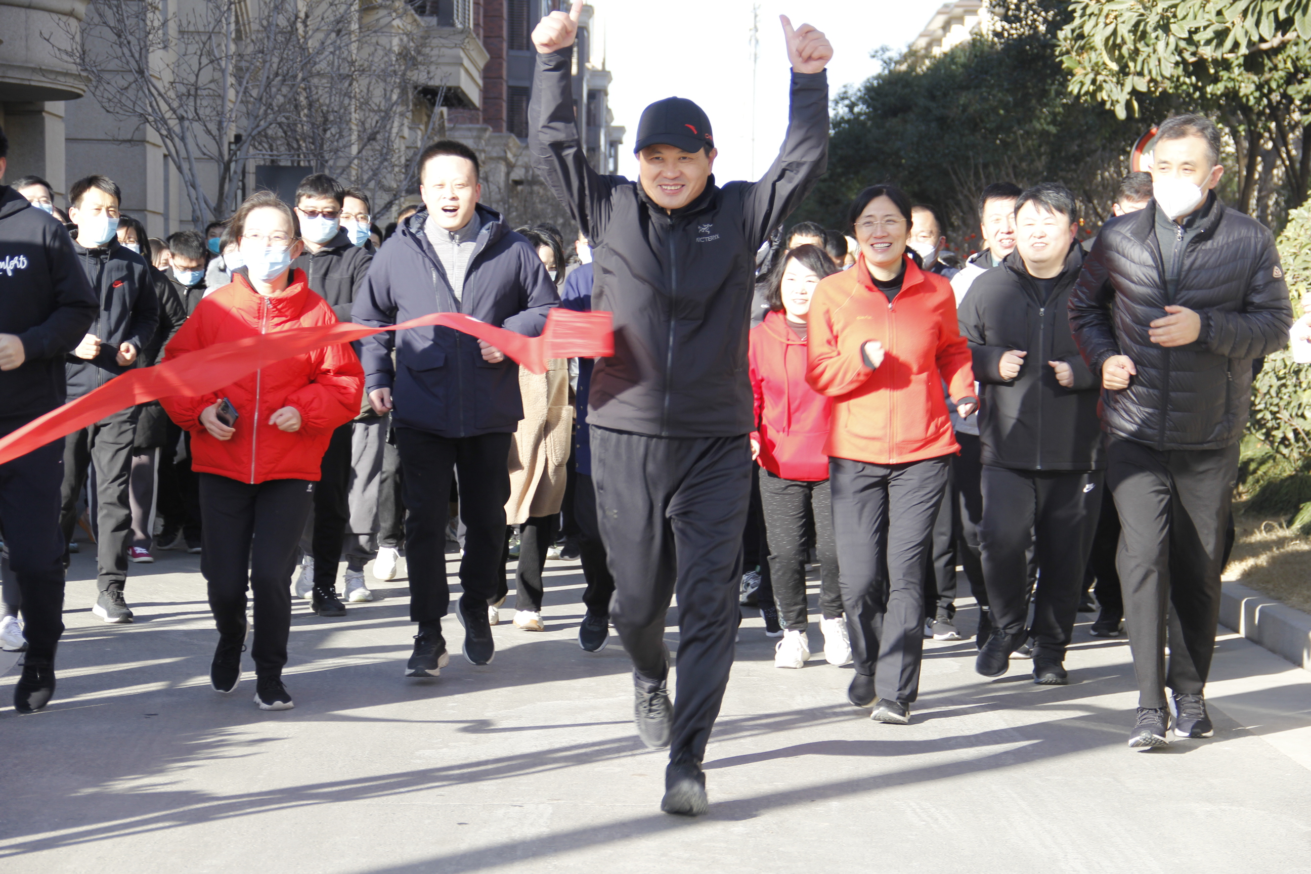 董事長(cháng)領(lǐng)跑.jpg 董事長(cháng)領(lǐng)跑.jpg